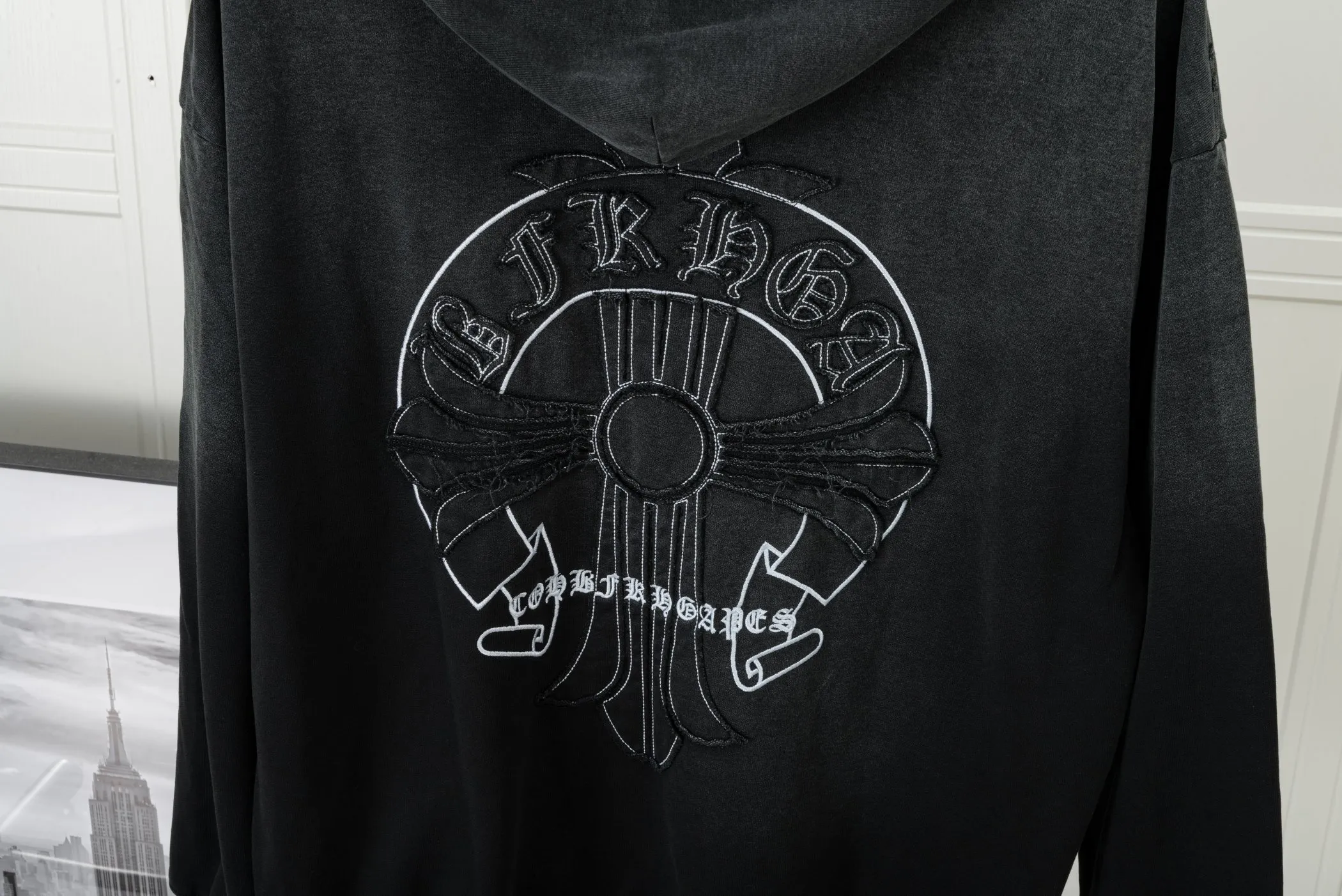 P320 𝗖𝗵𝗿𝗼𝗺𝗲 𝗛𝗲𝗮𝗿𝘁𝘀/Cro Heart 2025 Cross Patch Embroidery Summer New Original Single Counter American Acid Washed Distressed Laser Burnt Patch Embroidery Couple Casual Hooded Sweatshirt Customized fabric 440g tripe terry fabric! American acid-washed and distressed original fabric laser burnt ✟appliqué embroidery and exquisite embroidery of letters! The best-selling model at the counter. It is very comfortable to wear. It is low-key yet luxurious. It is very classy when worn. The large size and tailoring are needless to say. The upper body is exquisite and vivid. 👍High-end first-class materials. A truly palace-level product. The cotton from Turkey is of outstanding quality. After heavy washing, the clothes are very soft! Not picky, the upper body is absolutely stylish and extremely luxurious. Auxiliary materials: The original model has been authenticated and labeled ➕100% silk washed with water label. Genuine purchase-grade original hangtag➕matching hanging rope➕3D hanging beads➕original packaging bag. Craftsmanship: The original version has consistent wiring! The highest version of the armhole matching technique! Countless times of pattern making to 100% restore the original appearance! The correct version is the same for men and women, super eye-catching, super good-looking, and super atmospheric! Color: white, washed black, washed blue Size: XS-L